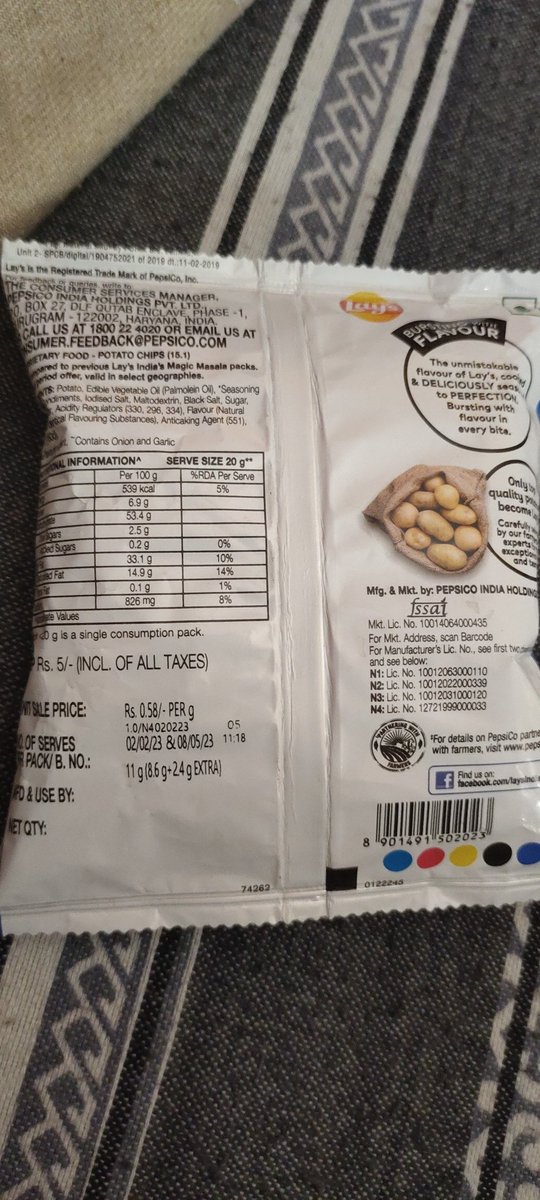 YYY0000006's tweet photo. @Lays_India This is a packet of Lay's.  There is only 1 chip in it.  Only one chips for 5 rupees 😂 This is a big mistake of the company or now only one chips will come for 5 rupees.  😀 Any brother has to come.  So can come and see. https://t.co/93Dg6Tap3A