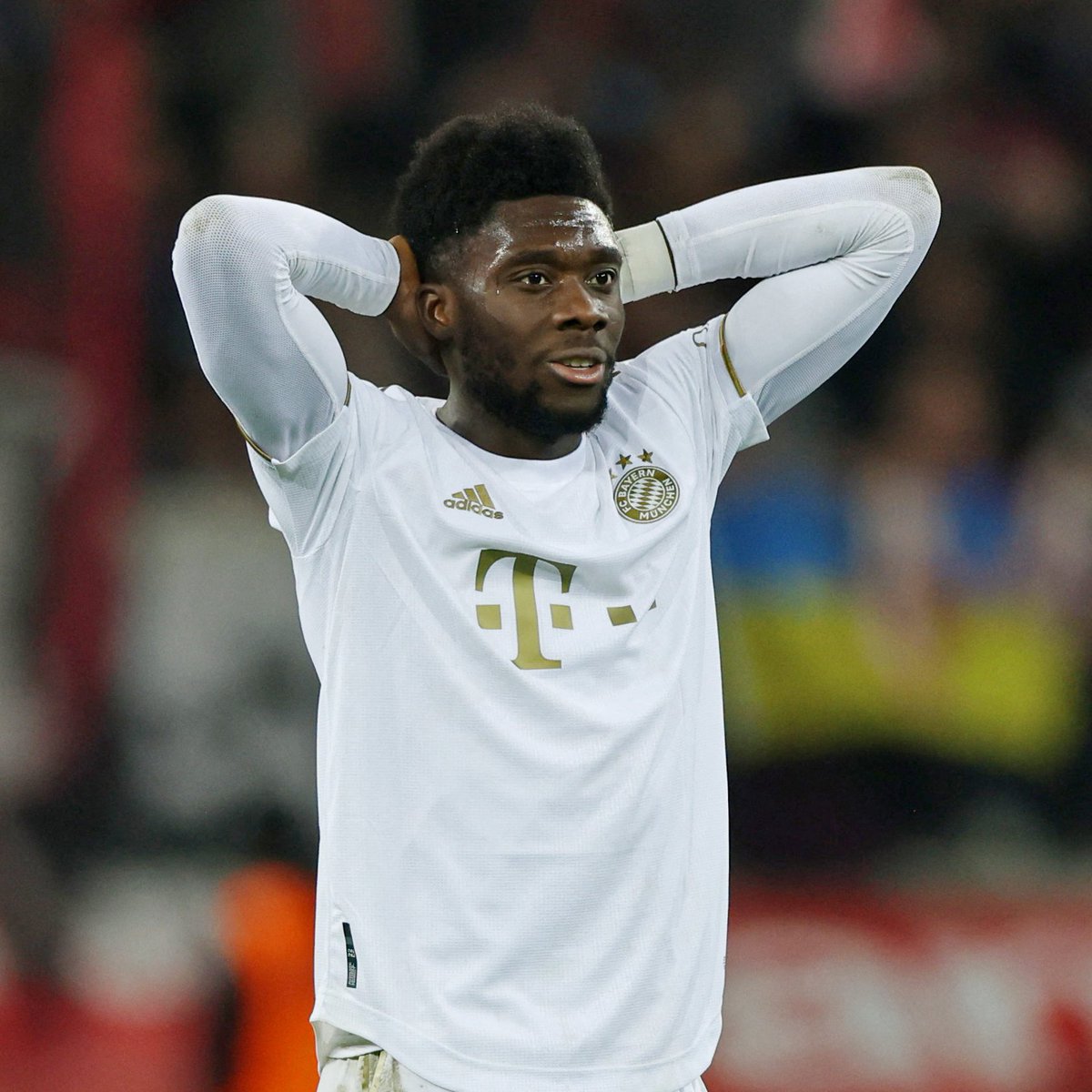 Alphonso Davies: "Ailem ve kız arkadaşım burada değiller, Münih’te benimle yaşamıyorlar. Yalnız biriyim. Muhtemelen 5 tane arkadaşım var. Ünlü bir kaybedenim."