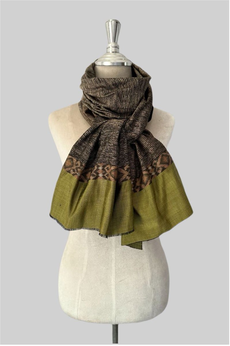 IKTT_official's tweet photo. Scarf with beautiful green color(Prohut).
Prohut(プロフ)の緑色が際立つスカーフ達。
#Cambodia #iktt #silk #ikat #asians #traditional #textiles #fabric #naturaldye #weaving #Artisans #green #Prohut
#カンボジア #絹絣 #自然染色 #染織 #伝統工芸 #スカーフ #みどり https://t.co/E0BDUu1hMU