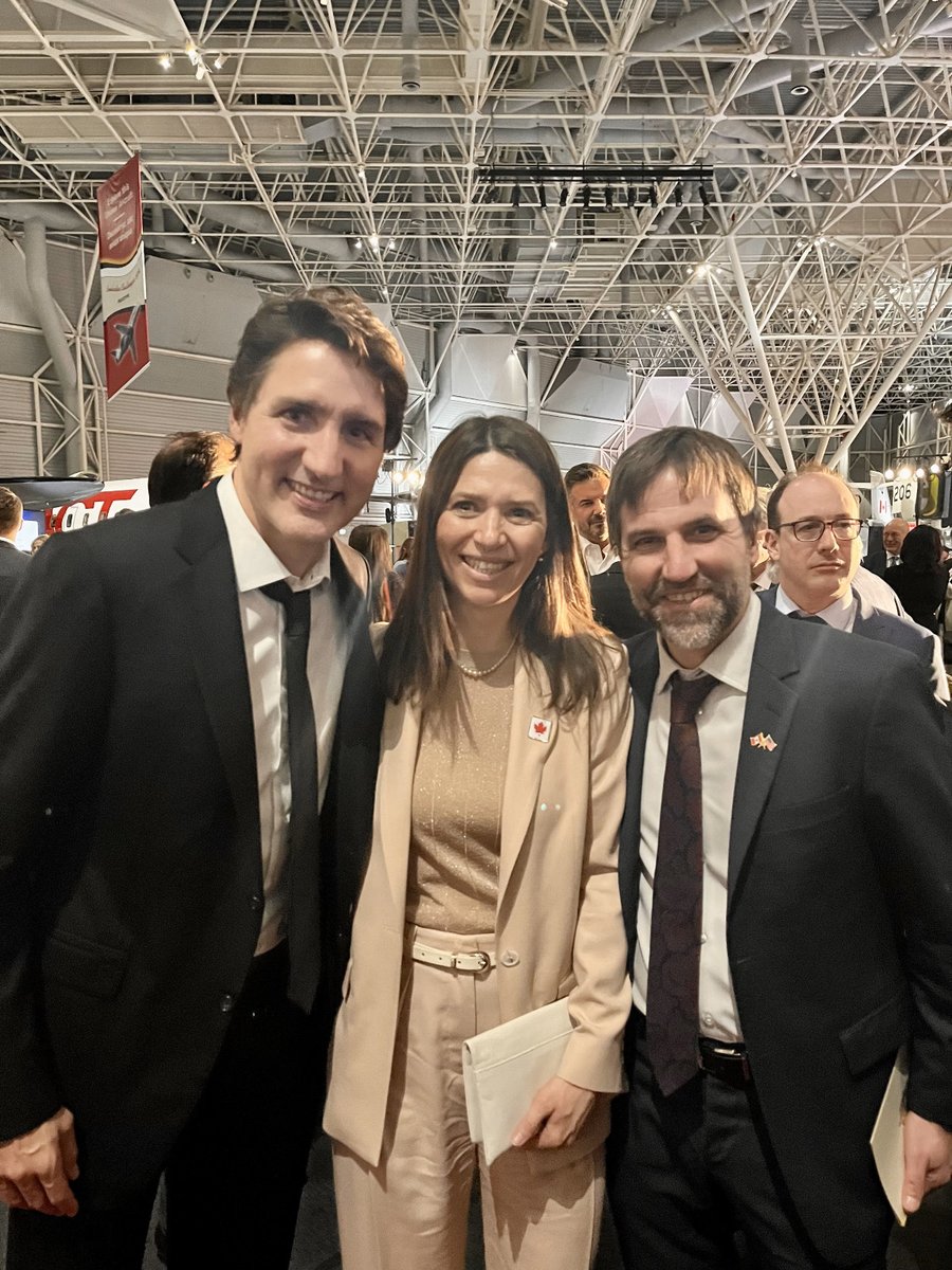 NCC_CNC's tweet photo. .@NCC_CNC was honoured to attend the 🇨🇦 🇺🇸 dinner for @POTUS in Ottawa. Thank you to our host @CanadianPM &amp; to @s_guilbeault for inviting #nature to the table. https://t.co/KB6vGRLGVQ