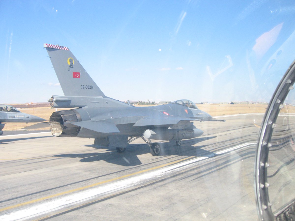 ozydalo's tweet photo. Pazar Günü Anıları(#pga)’nda bugün…
1. Kalkış için pistte yer alış..
2. Koldaki uçaktan lider uçağın görünüşü
3. Pars peçiyle özçekim
4. Havada yakıt ikmali için tanker uçağına yaklaşma…
Güzel günlerdi…
🇹🇷🙏🏻🤗🧿✈️❤️🧿🧿🇹🇷
#pars
#parsfilo
#aar
#tbt
#f16
#pilotlife https://t.co/2vASnkgbyQ