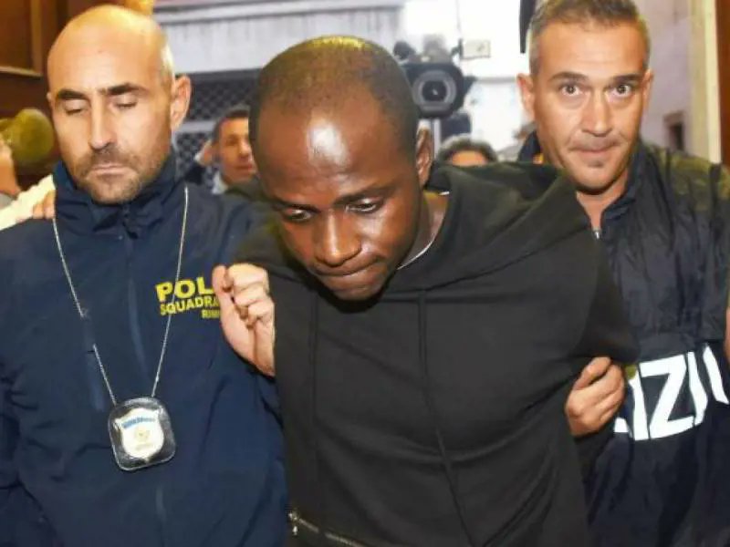 GiancarloDeRisi's tweet photo. Fu #condannato a 16 anni per #stupro. Eppure il caso potrebbe riaprirsi a 4 anni di distanza.
Non solo: l'uomo potrebbe essere #scarcerato, perché all'epoca
dei fatti, Guerlin Butungu, congolese, non #conosceva l'italiano e sarebbe stato #interrogato senza un #interpreteGG https://t.co/lC812FRuJf