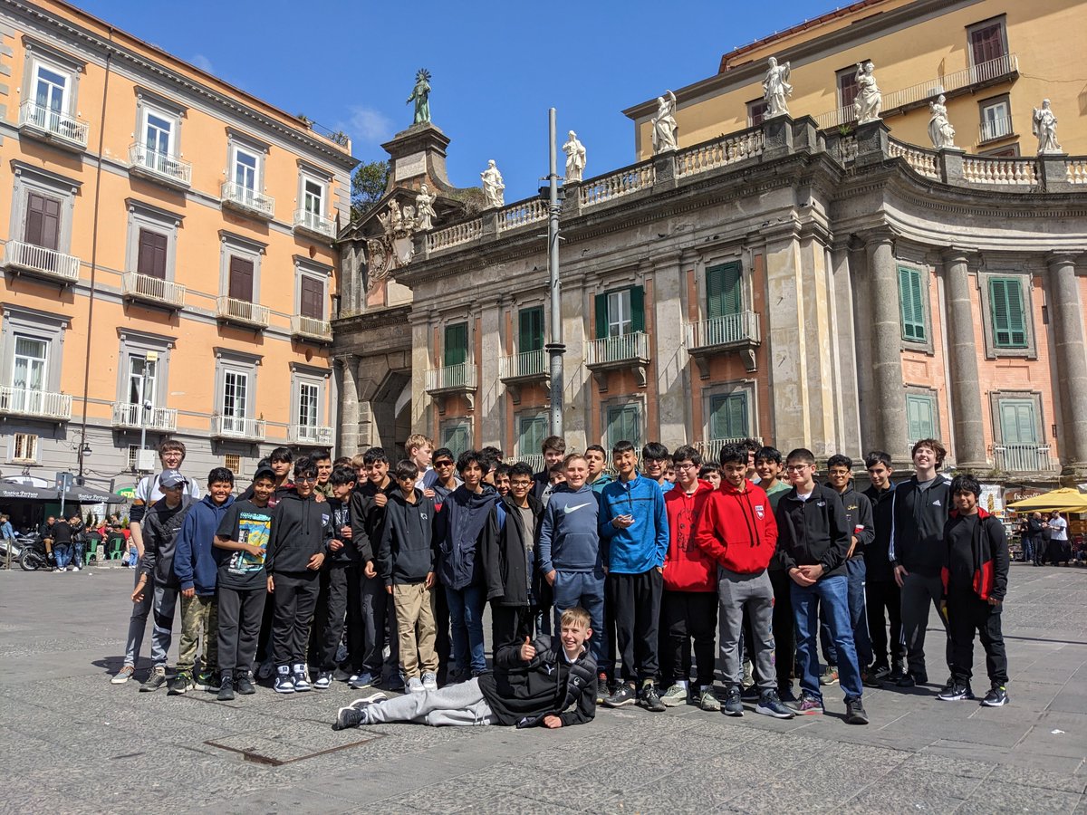 MTSClassics's tweet image. Enjoying some Neapolitan sun and gelato