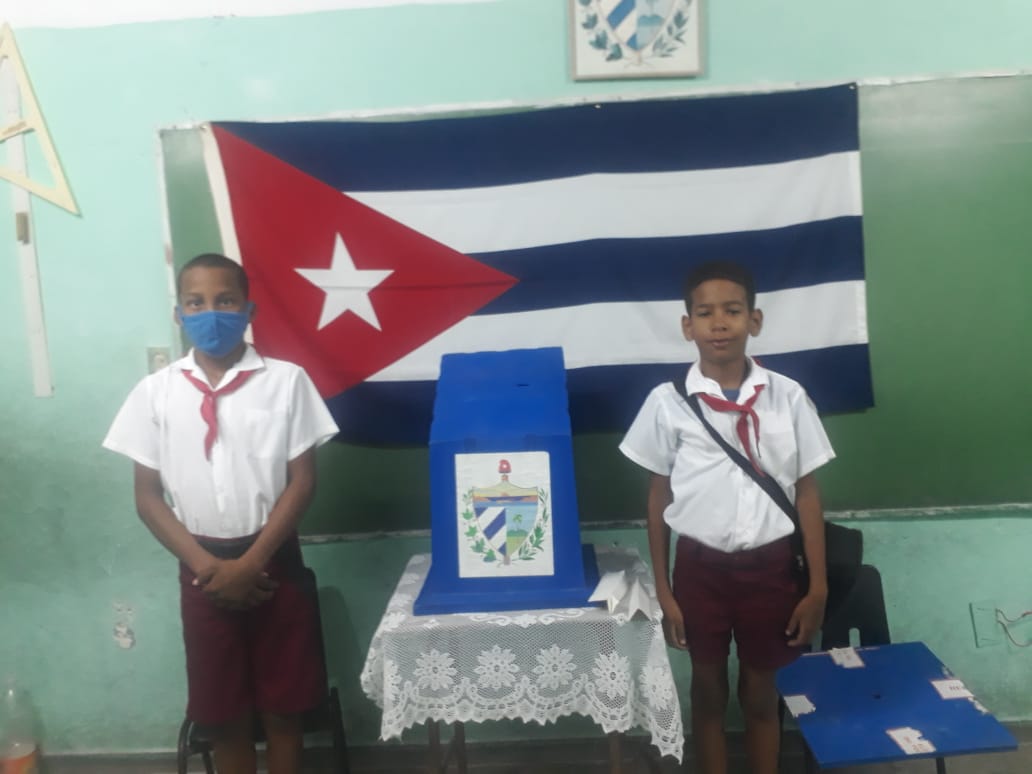 Mi argumento es sencillo para asistir a las urnas hoy.Es por la patria libre y soberana ,por el pueblo digno y luchador que tenemos.Y muy importante ,por la memoria de nuestros héroes y mártires,y por Fidel.#YoVotoXTodos <a href="/DiazCanelB/">Miguel Díaz-Canel Bermúdez</a> <a href="/DrRobertoMOjeda/">Dr. Roberto Morales Ojeda</a>