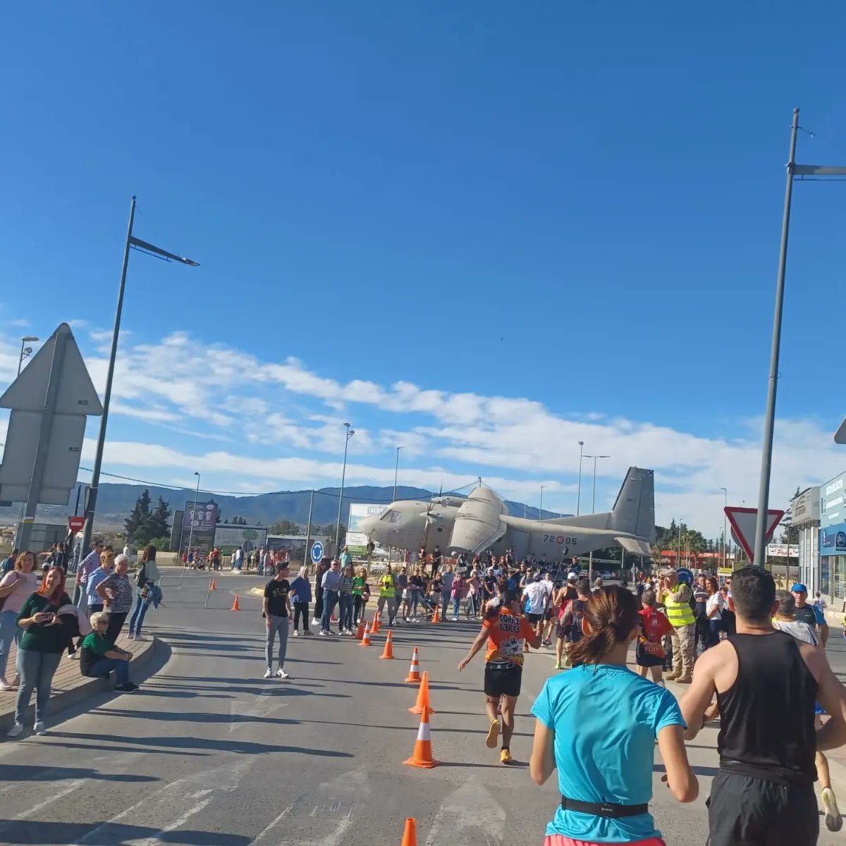 AlumbreSport's tweet photo. En la mañana de hoy domingo,nuestros compañeros Juan Andrés Hernández Ruiz y Encarni Vivancos han estado participando en la IX carrera de la Base Aérea de Alcantarilla, enhorabuena x l carrera que habéis realizado 💪🏃‍♂️🚶🏻‍♀️. https://t.co/oM81hThkRH