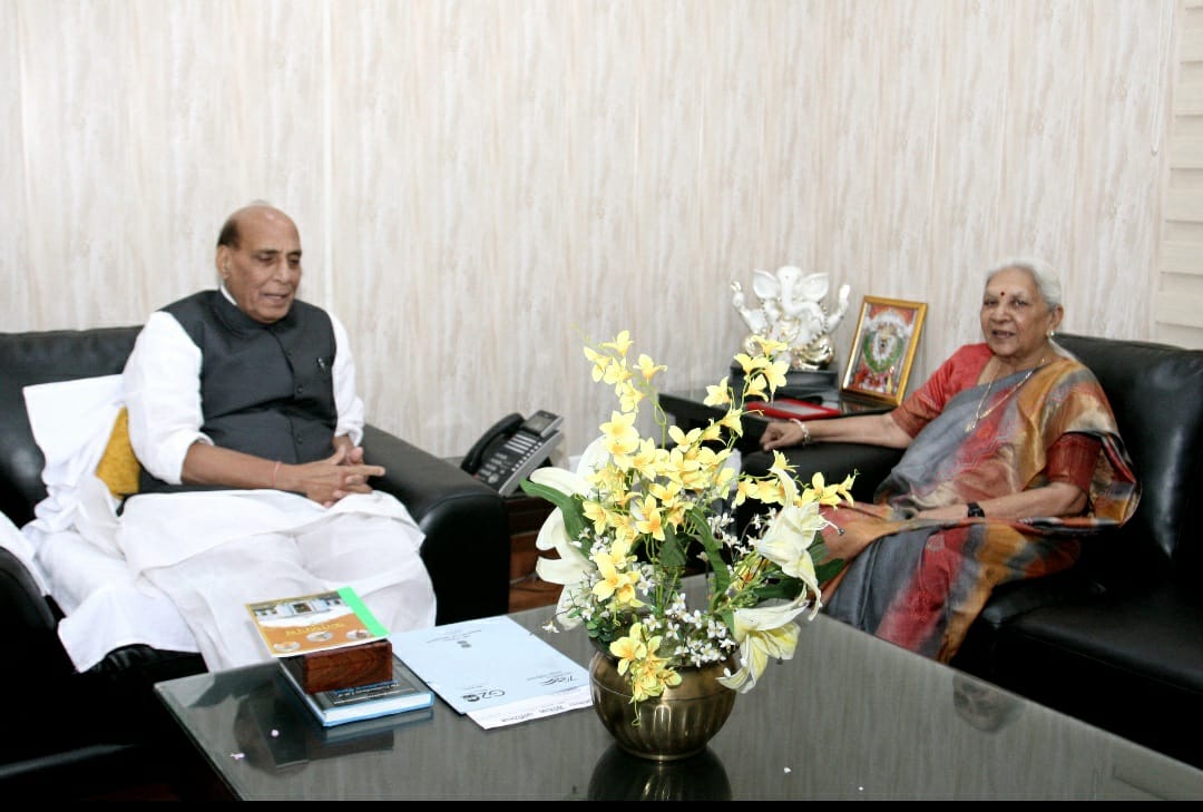 GovernorofUp's tweet photo. राज्यपाल श्रीमती आनंदीबेन पटेल ने आज दिल्ली में रक्षा मंत्री श्री राजनाथ सिंह से शिष्टाचार भेंट की। इस अवसर पर उन्होंने  उन्हे कर्तव्य पथ नामक पुस्तक भी भेंट की। https://t.co/SRSpTWo64N