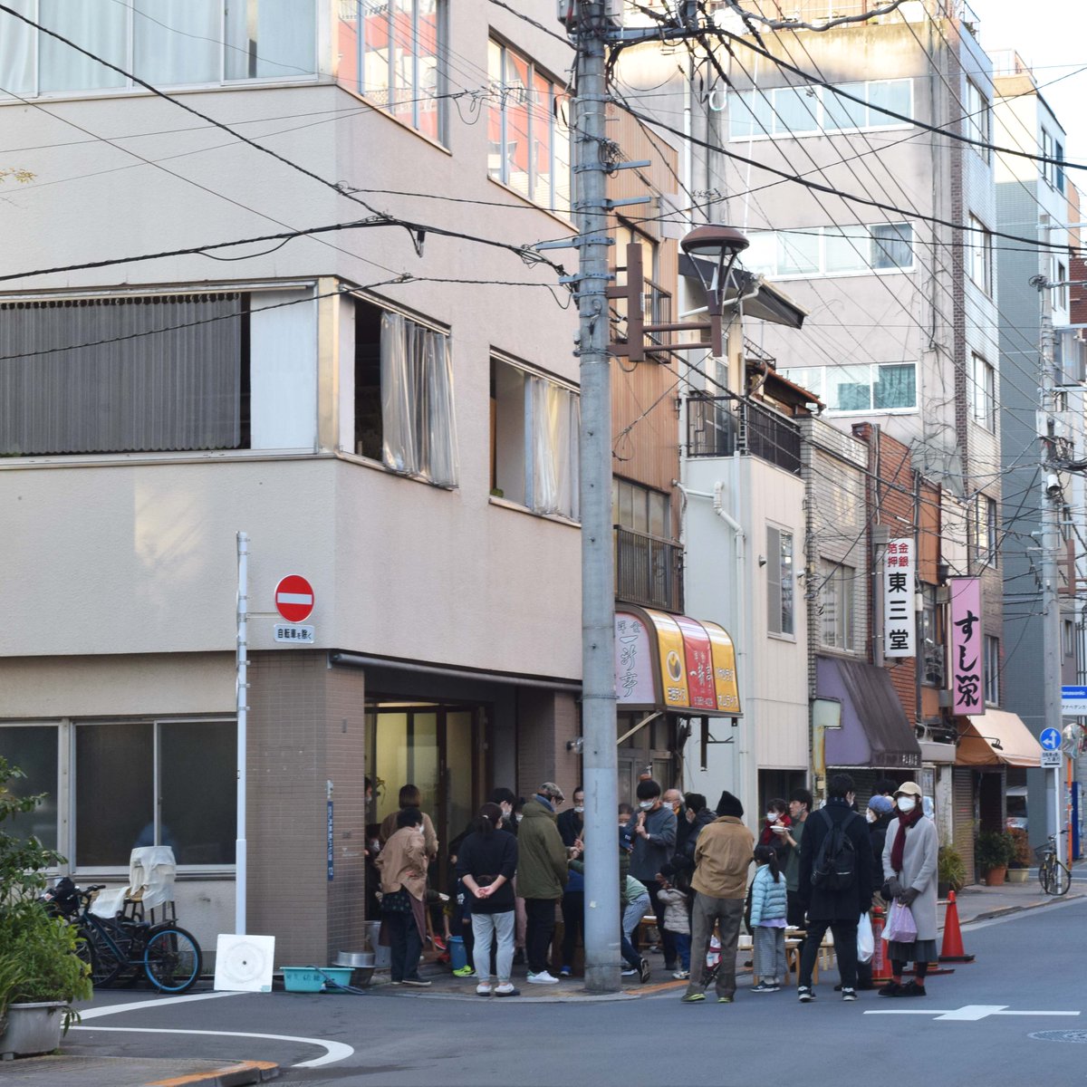 monomachi2026's tweet photo. もう少し詳しく説明すると+BASEは畝森泰行建築設計事務所と 同じく建築設計事務所tecoのシェアオフィス。6階建てのビルが渋くていいんです。なんと1964年竣工だ。そして今回のモノマチが初参加。「まちに開く実験場」からどんな試みが飛び出すのか楽しみでなりません。#モノマチ2023 #plusBASE https://t.co/TMPet0unCR
