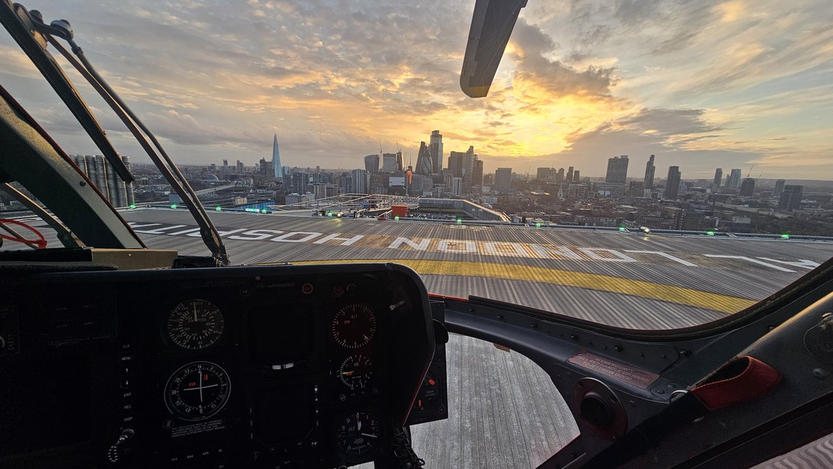 HeliPilotsam's tweet photo. The setting sun yesterday after a busy run of shifts @LDNairamb on #helimed27 As always, awesome teamwork from everyone, working their hardest towards the best outcome for our patients #onebigteam #proud #London #md902 #hems https://t.co/AwoeRfBAZg