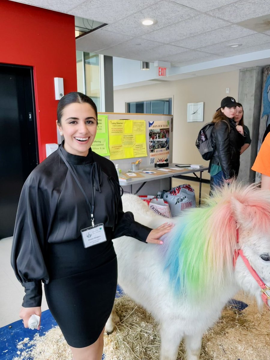 My first time being a judge 👩🏻‍⚖️ at a conference for inorganic poster session &amp; chemical biology oral presentations #SOUSCC51 it was a great experience! 

Also my first time sneaking out to pet animals during a conference 😍😂