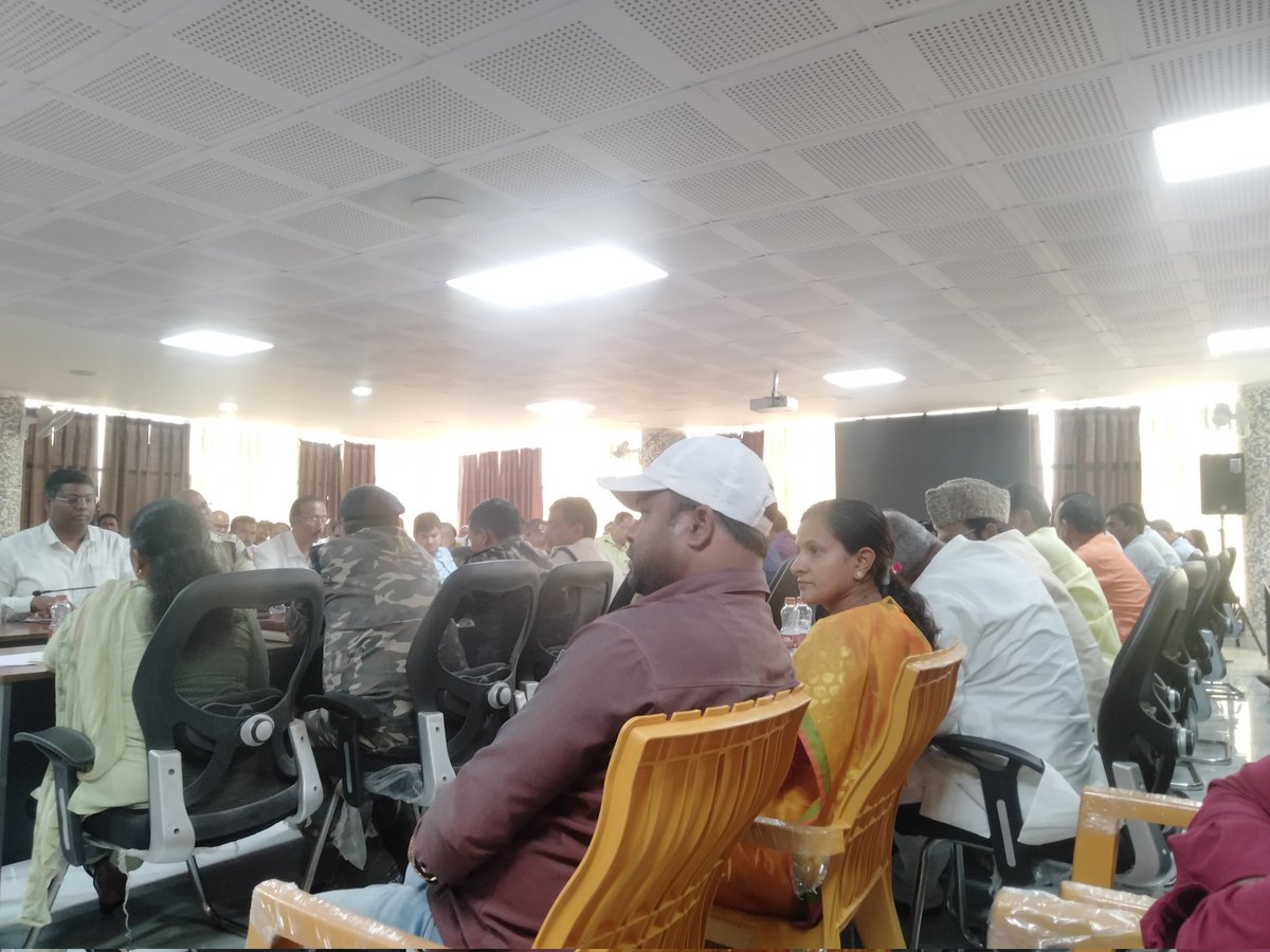BorderGupta's tweet photo. गिरिडीह:रामनवमी पर्व के सफल आयोजन को लेकर आज समाहरणालय सभागार कक्ष में DC Giridih श्री नमन प्रियेश लकड़ा की अध्यक्षता एवं एसपी अमित रेणु के संचालन में जिला स्तरीय शांति समिति की बैठक में रामनवमी से संबंधित विभिन्न समस्याओं से अवगत एवं कुछ मामलों पर तत्काल समाधान करवाया https://t.co/m5kKW3Jvns