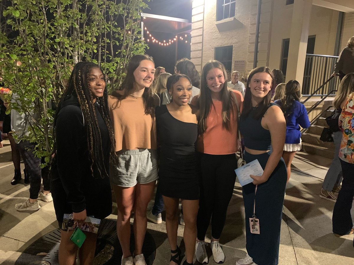 A few of our players went to go watch Trinity Fields in her last academy singers showcase last night! We show up and support each other in everything! 🦅❤️