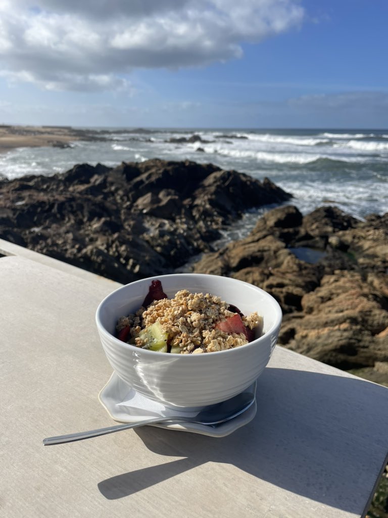 beluprieto_'s tweet photo. Así desayunamos hoy en Oporto, Lisboa ☺️ increíble ese açaí bowl. Fresco, rico, con buena fruta. Y vista al mar ✨ https://t.co/UH4en4AeN1