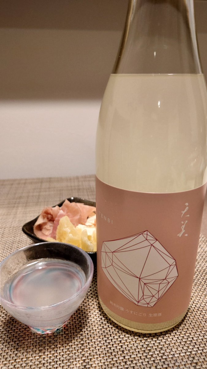 beefeater_n's tweet photo. たまたま近所の酒屋さんで手に入った、天美の春限定純米吟醸うすにごり生原酒、「桃天」をいただきました！
個人的には梅わさびの鰹節あえとのマッチングが最高でした✨
#山口県下関市
#長州酒造
#天美
#日本酒
#晩酌 https://t.co/leEQPzfRcE