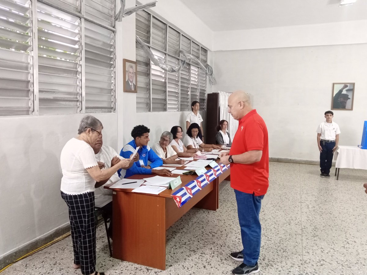 DrRobertoMOjeda's tweet photo. Ejercí junto a mi mamá el derecho al voto en el colegio electoral 2 de la Circunscripción 24 del municipio #Cienfuegos. Votar por todos es hacerlo por #Cuba, por el presente y el futuro de la Patria, la Revolución y el Socialismo. #MejorEsPosible https://t.co/EBbTNWVIG8