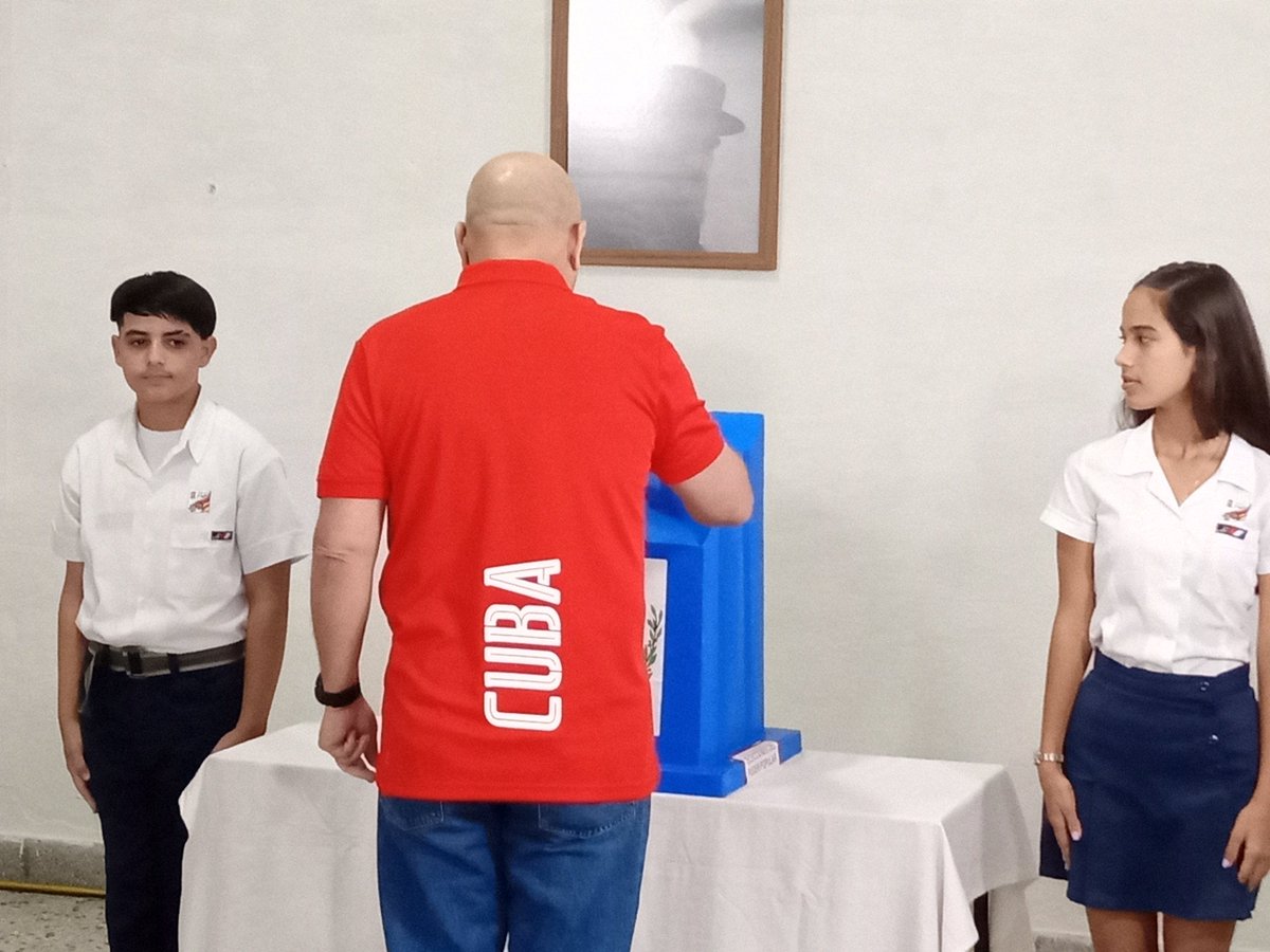 DrRobertoMOjeda's tweet photo. Ejercí junto a mi mamá el derecho al voto en el colegio electoral 2 de la Circunscripción 24 del municipio #Cienfuegos. Votar por todos es hacerlo por #Cuba, por el presente y el futuro de la Patria, la Revolución y el Socialismo. #MejorEsPosible https://t.co/EBbTNWVIG8