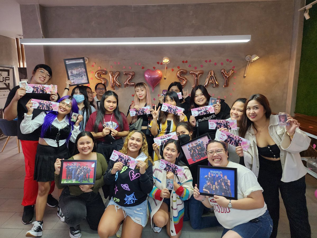 binibinnie18's tweet photo. KAHIT LATE DUMATING UMUWI PARIN NA MASAYA 💙 (FIRST TIME KO MABUNOT SA RAFFLE SHOKS 😭💙)

Thank you @STAYvillePH, see you po sa August~💙

#STAYinLovePH
#나침반이_가리킨_스키즈_5주년
#OurNeverEndingSKZ 
#StrayKids5thAnniversary https://t.co/jeint3Pvnv