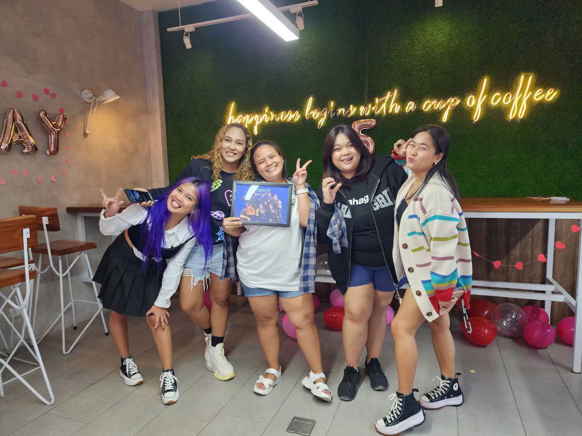 binibinnie18's tweet photo. KAHIT LATE DUMATING UMUWI PARIN NA MASAYA 💙 (FIRST TIME KO MABUNOT SA RAFFLE SHOKS 😭💙)

Thank you @STAYvillePH, see you po sa August~💙

#STAYinLovePH
#나침반이_가리킨_스키즈_5주년
#OurNeverEndingSKZ 
#StrayKids5thAnniversary https://t.co/jeint3Pvnv