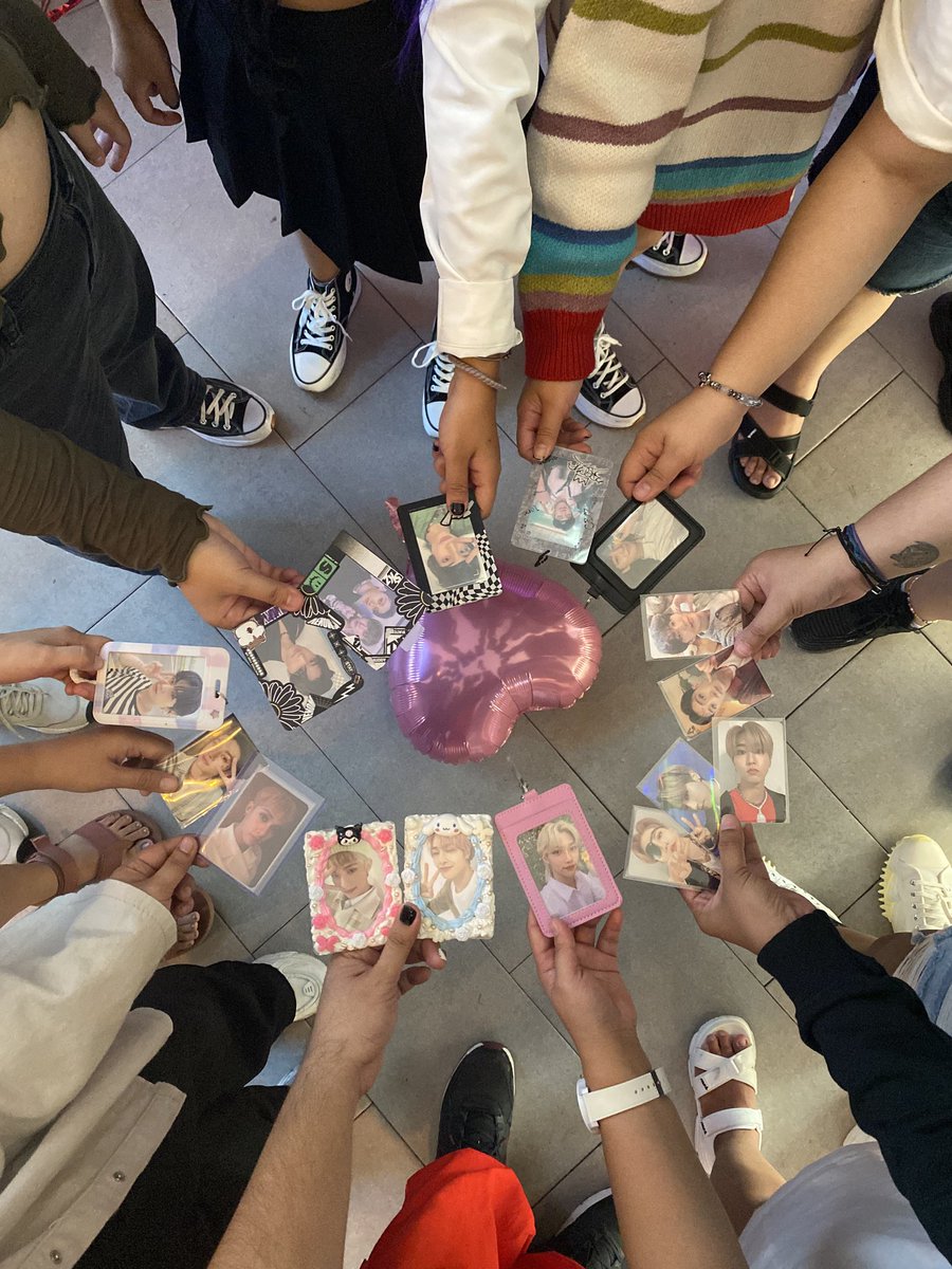 binibinnie18's tweet photo. KAHIT LATE DUMATING UMUWI PARIN NA MASAYA 💙 (FIRST TIME KO MABUNOT SA RAFFLE SHOKS 😭💙)

Thank you @STAYvillePH, see you po sa August~💙

#STAYinLovePH
#나침반이_가리킨_스키즈_5주년
#OurNeverEndingSKZ 
#StrayKids5thAnniversary https://t.co/jeint3Pvnv