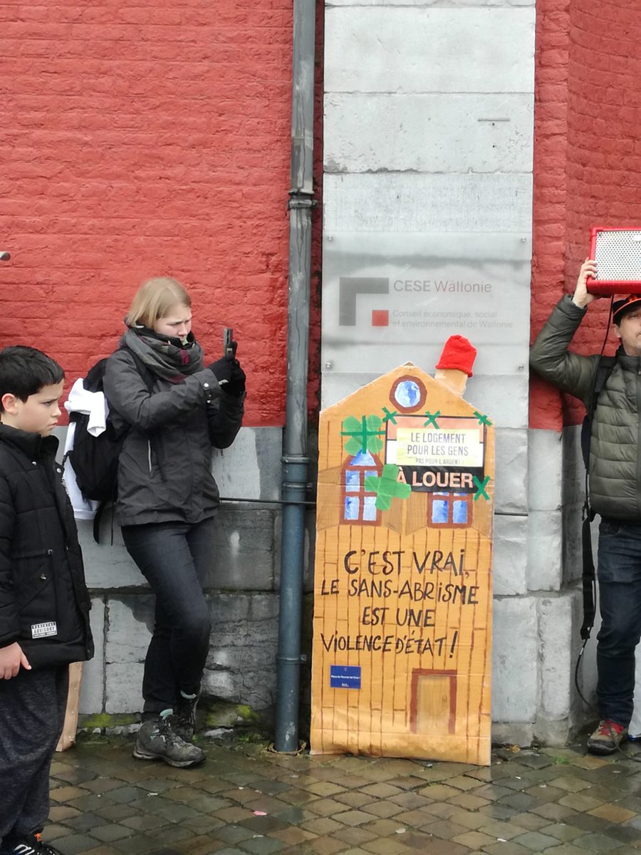 📍 #Liège : la manif #HousingActionDay, c'était ce matin 🥳

Revendications :
📢 Baisse des loyers immédiate
📢 Fin des expulsions et la régularisation pour tous·tes
📢 PLUS de logements sociaux et d'alternatives au marché privé

📍 Bruxelles : RDV à 15h à Comte de Flandre !