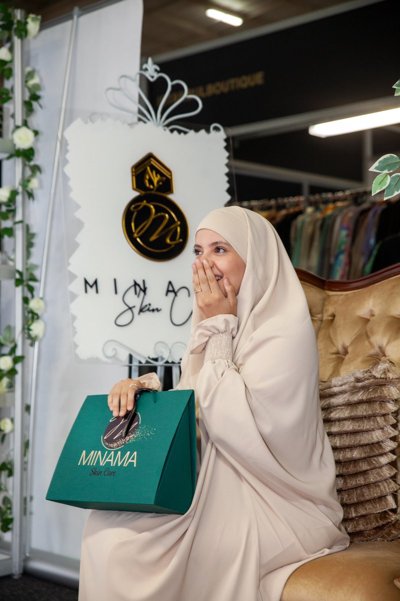 Minama_world's tweet photo. Client: i purchased everything but forgot only 1 product 

Minama: what did you forget darling?
Client: The best seller 
Minama: hmmmmm Glow oil it is https://t.co/aEyZCfNxW3