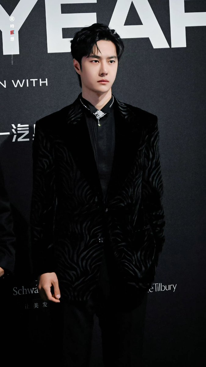 lazysaltedfish_'s tweet photo. The way #WangYibo never fail to serve looks on the red carpet needs to be studied. You'll NEVER catch this man in an ill-fitted suit. His height &amp; proportion is 💯 but his styling choices from his suit down to details like materials, textures and accessories are always impeccable https://t.co/f3wxPS2kLt