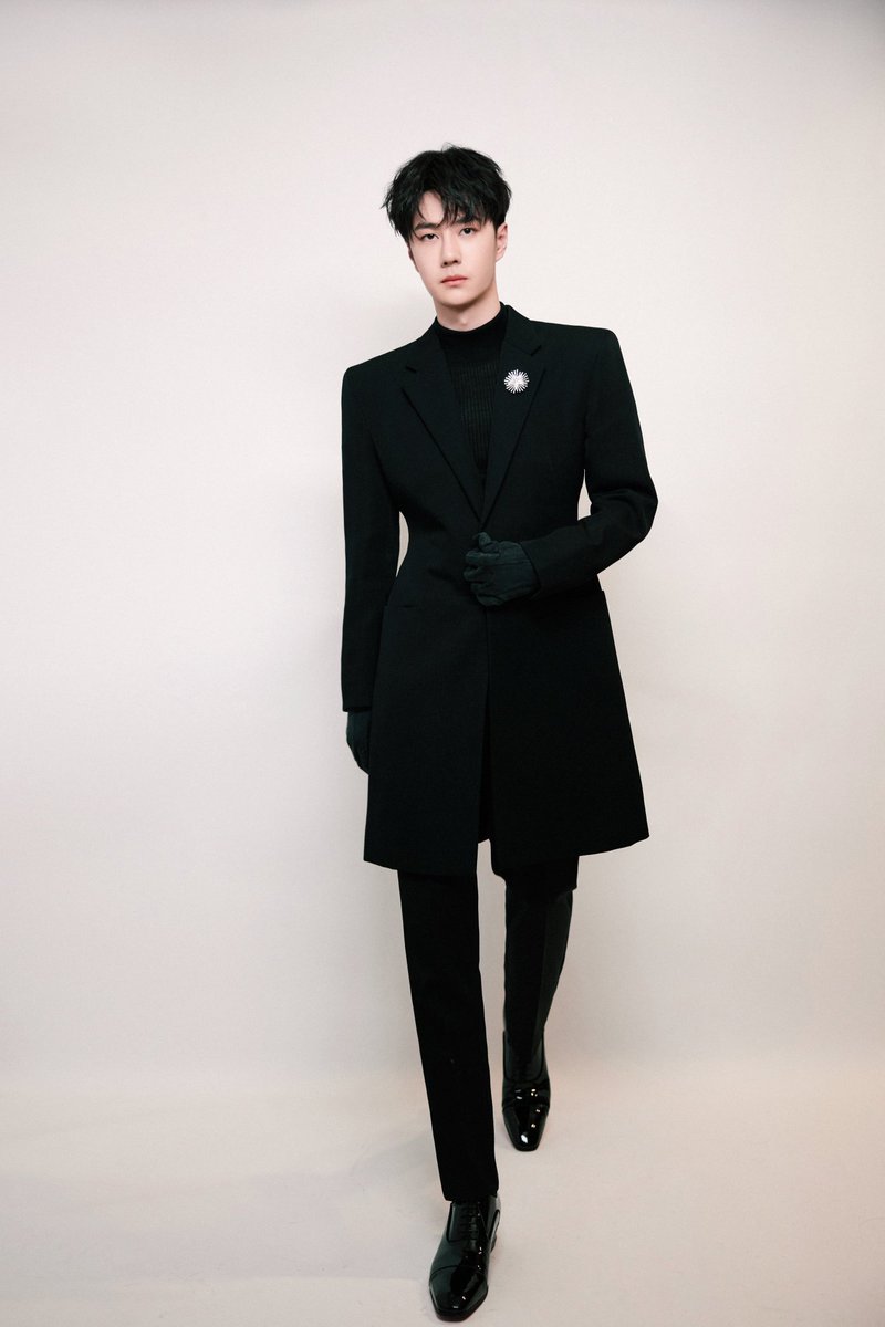 lazysaltedfish_'s tweet photo. The way #WangYibo never fail to serve looks on the red carpet needs to be studied. You'll NEVER catch this man in an ill-fitted suit. His height &amp; proportion is 💯 but his styling choices from his suit down to details like materials, textures and accessories are always impeccable https://t.co/f3wxPS2kLt