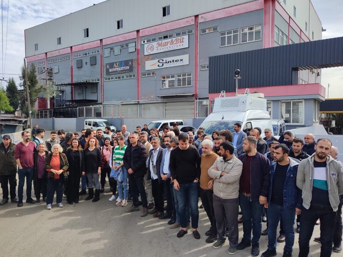 GazeteAlinteri's tweet photo. 📌MarBit işçileri kazandı
#Adana’da LC Waikiki’ye iş yapan #MarBit patronu #deprem i fırsata çevirip iflas gerekçesiyle 290 işçinin tazminatlarını, fazla mesai ücretlerini gasbetmeye çalışmıştı

BİRTEK-SEN'le birlikte hareket eden işçiler geri adım attırdı, tüm hakları ödenecek! https://t.co/OjHFdUMCSN