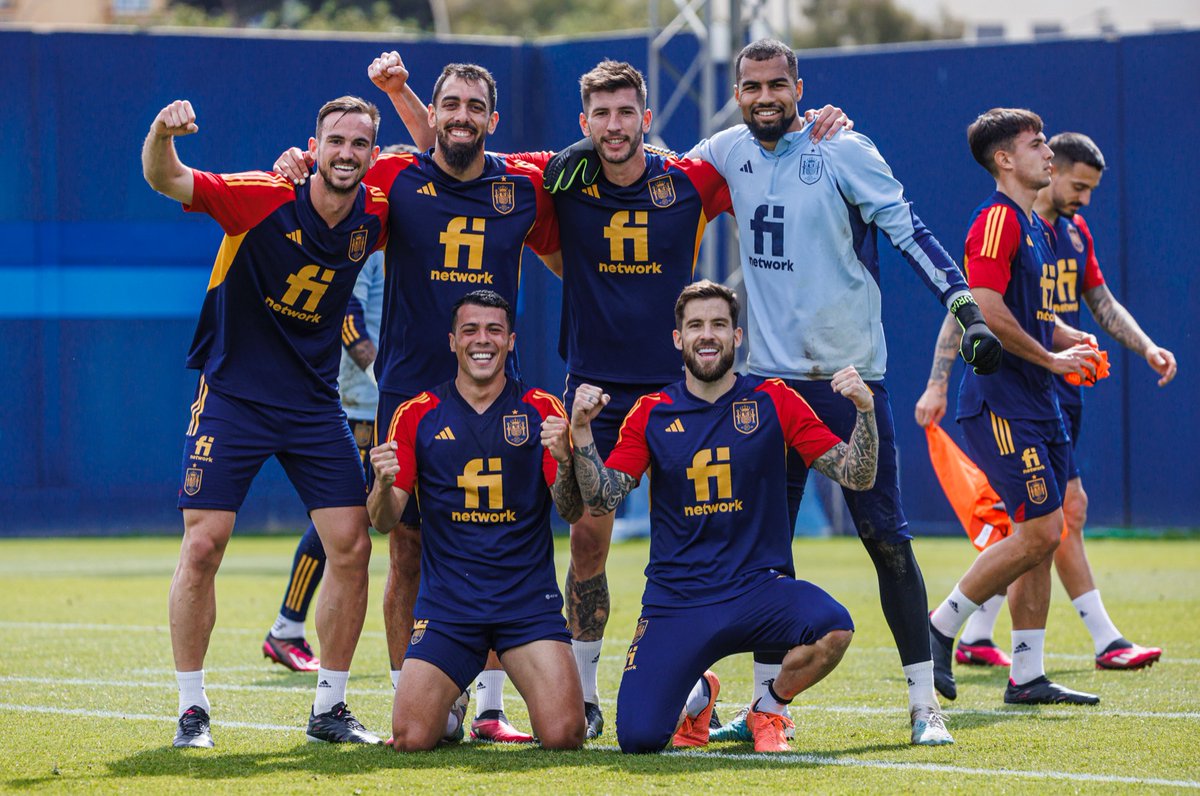 😌 No hay que faltar a la cita con los clásicos.

𝗘𝗾𝘂𝗶𝗽𝗼 𝗴𝗮𝗻𝗮𝗱𝗼𝗿, adelante.

#VamosEspaña | #EURO2024