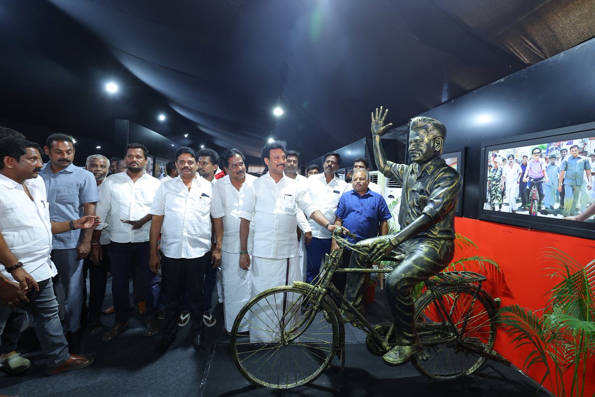 Anbil_Mahesh's tweet photo. மாண்புமிகு தமிழ்நாடு முதலமைச்சர் @mkstalin அவர்களின் வரலாற்றையும், தியாகத்தையும், சாதனைகளையும் விளக்கும் நோக்கில் மதுரை மாவட்டக் கழகங்கள் சார்பாக அமைக்கப்பட்டுள்ள 'எங்கள் முதல்வர் எங்கள் பெருமை' அரங்கத்தினை பார்வையிட்டோம். 
 @pmoorthy21 https://t.co/KjhYBYtfAe