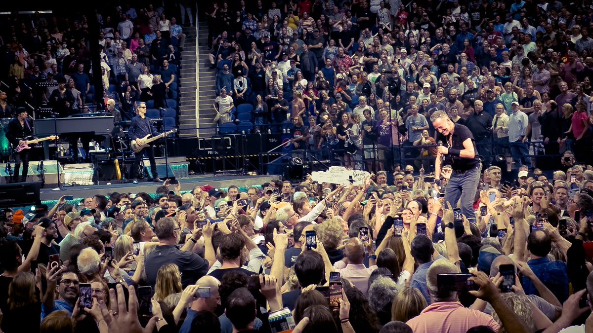 therealbmayer's tweet photo. @DougMaesk @springsteen Unreal. https://t.co/GBRk6QDe1p