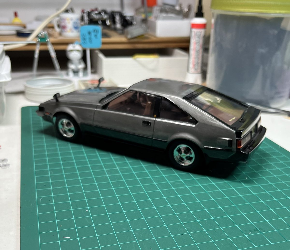 KazuxH's tweet photo. #タミヤ 
#セリカXX

約40年前（当時中学生）に製作
トーゼン筆塗りでムラだらけ😅
でも作るのが楽しかったな
少々手直ししてクリヤー吹いてみたけどムラはそのままや🥹

当時のタミヤはミニバイクのおまけが良かったのにな🤔
ミニバイクだけ500円ぐらいで再販してほしいわ https://t.co/m8KPifHX8I