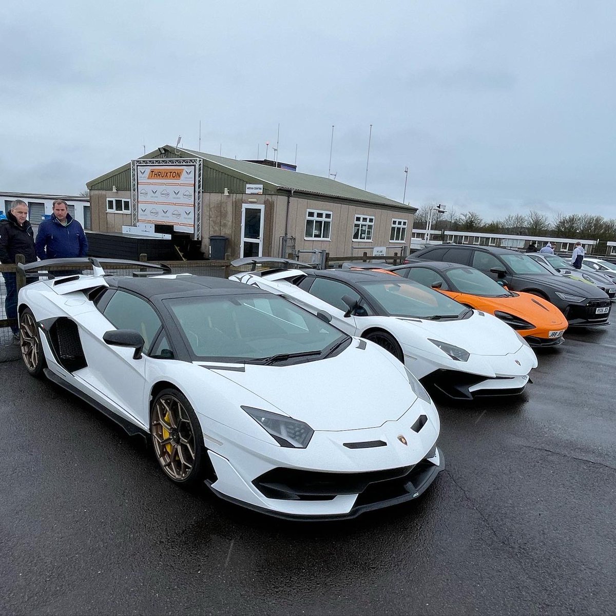 Popbangcolour's tweet photo. It may have been a little damp @thruxtonracing this morning for the @HendyPerform #Coffeerun but the turnout was excellent! 👀🚗😍

A lovely selection of wheeled goodness was at the circuit - lovely to see familiar faces. 

#HendyPerformance #Hendy #Thruxton https://t.co/Gf3cRG9Fnz