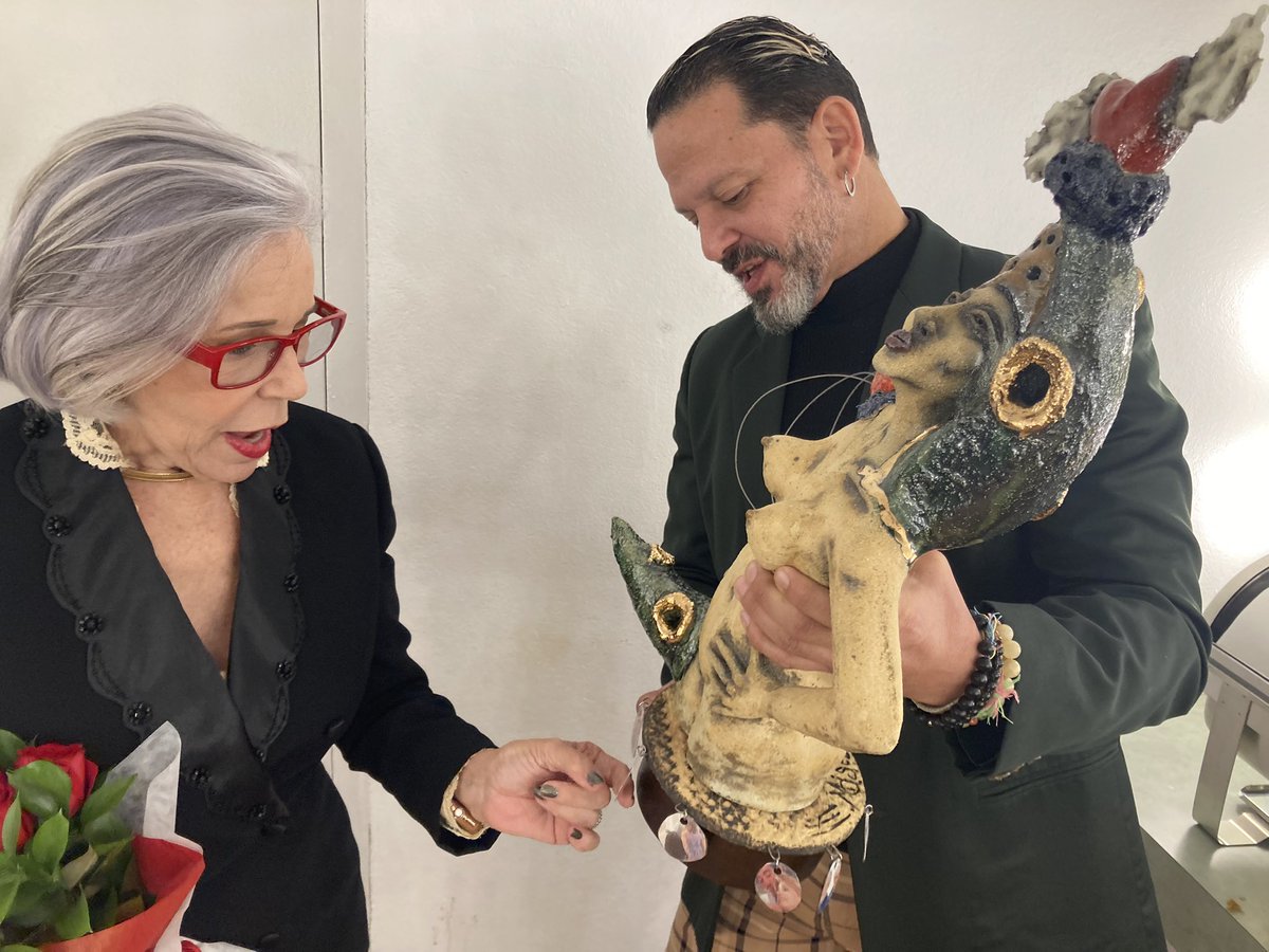 jrosaly0113's tweet photo. Anoche me fue dedicada la función —a casa llena en el CBA— de LA OBRA DONDE TODO SALE MAL, celebrando 30 años de carrera del Productor Raymond Gerena y anticipadamente el Día Intl. del Teatro.
Aquí junto a Gerena y el artista Edgardo Moisés, autor de la pieza que me obsequiaron. https://t.co/YP1WPYi41U