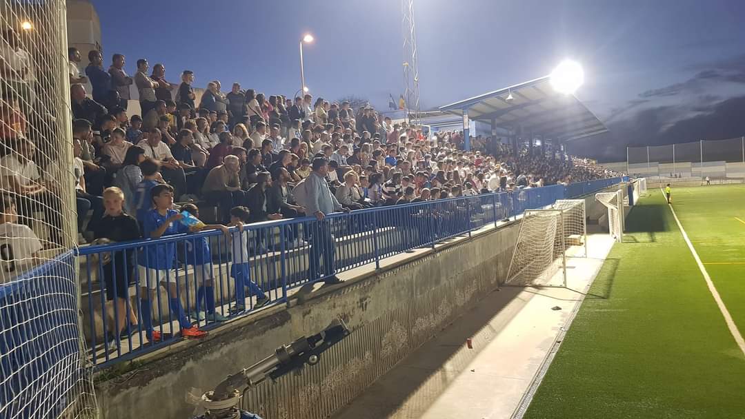 Y las gradas del Manolo Jiménez, no las ha llenado ni el #betis ni el #sevilla, las ha llenado un grupo de chavales, del pueblo, nada de figuritas de fuera, peleando por subir, sin sueldo, solo fútbol, entrenos y amor por el balón, esto es fútbol de pueblo, el auténtico, 🔝