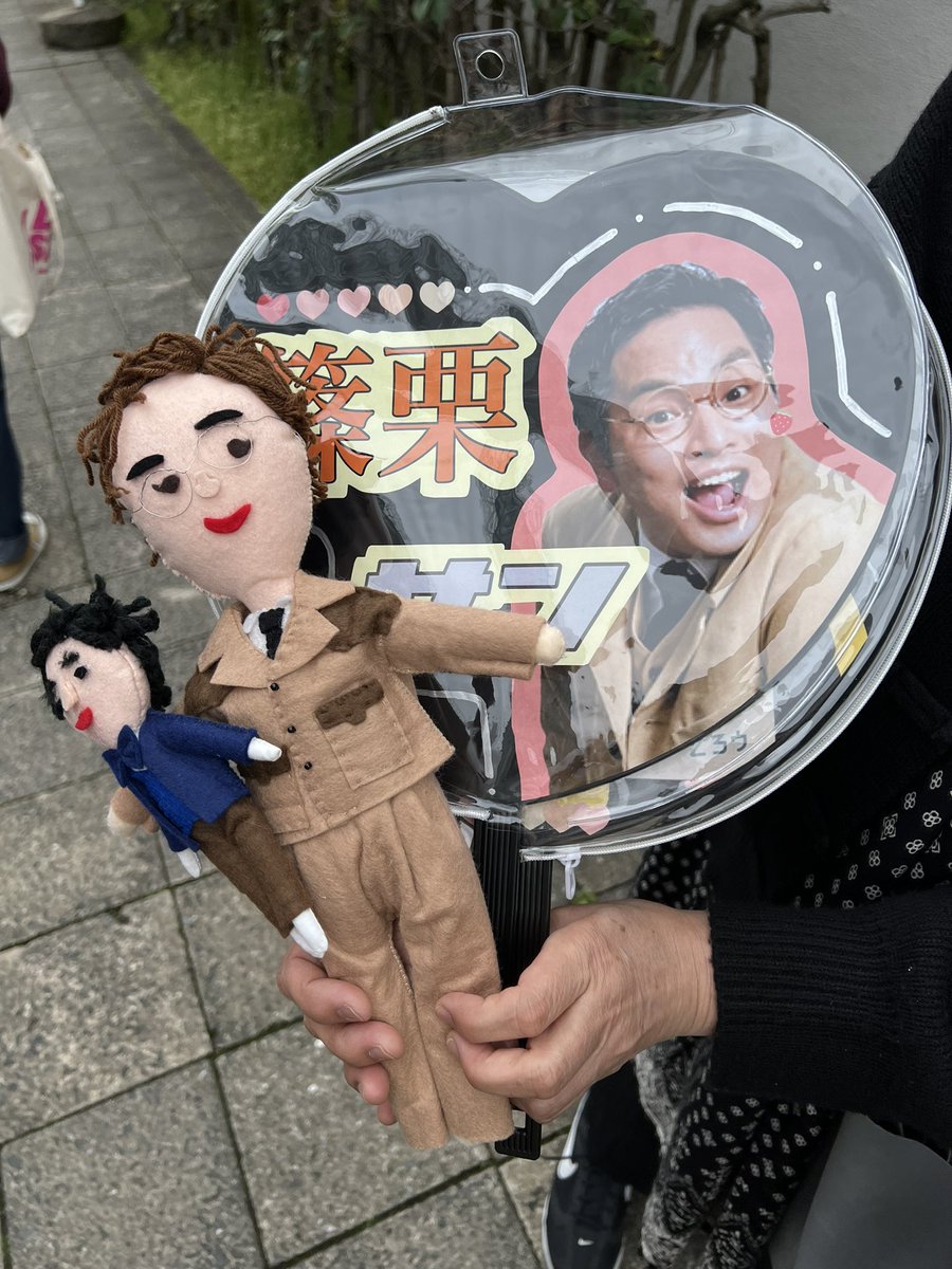 guli07's tweet photo. #爆笑お笑いフェスin福岡 
ありがとうございました！！！
夢のサンパレスの舞台に立てて、最高でした！

一幸舎のキッチンカーが来てくれたし吉塚うなぎもケータリングで入ったし、
差し入れもいただき、もはや悦でした。

記念に、
コンビ仲良くエスカレーターを下りるスパイシーガーリックをどうぞ🧄 https://t.co/RBGB4qU64L