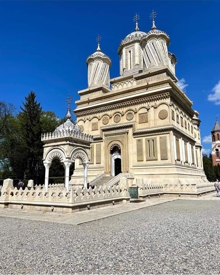 Travel_2Romania's tweet photo. Curtea de Argeș #Monastery is an #orthodoxmonastery built in 1512-1517 by Neagoe Basarab in Byzantine style, with Arab&amp;Persian influences which gives it an unique note, inside being full of meanings, the 12 apostles being repres by 12 columns executed from a single block
#Arges https://t.co/XjLJXSOTX1