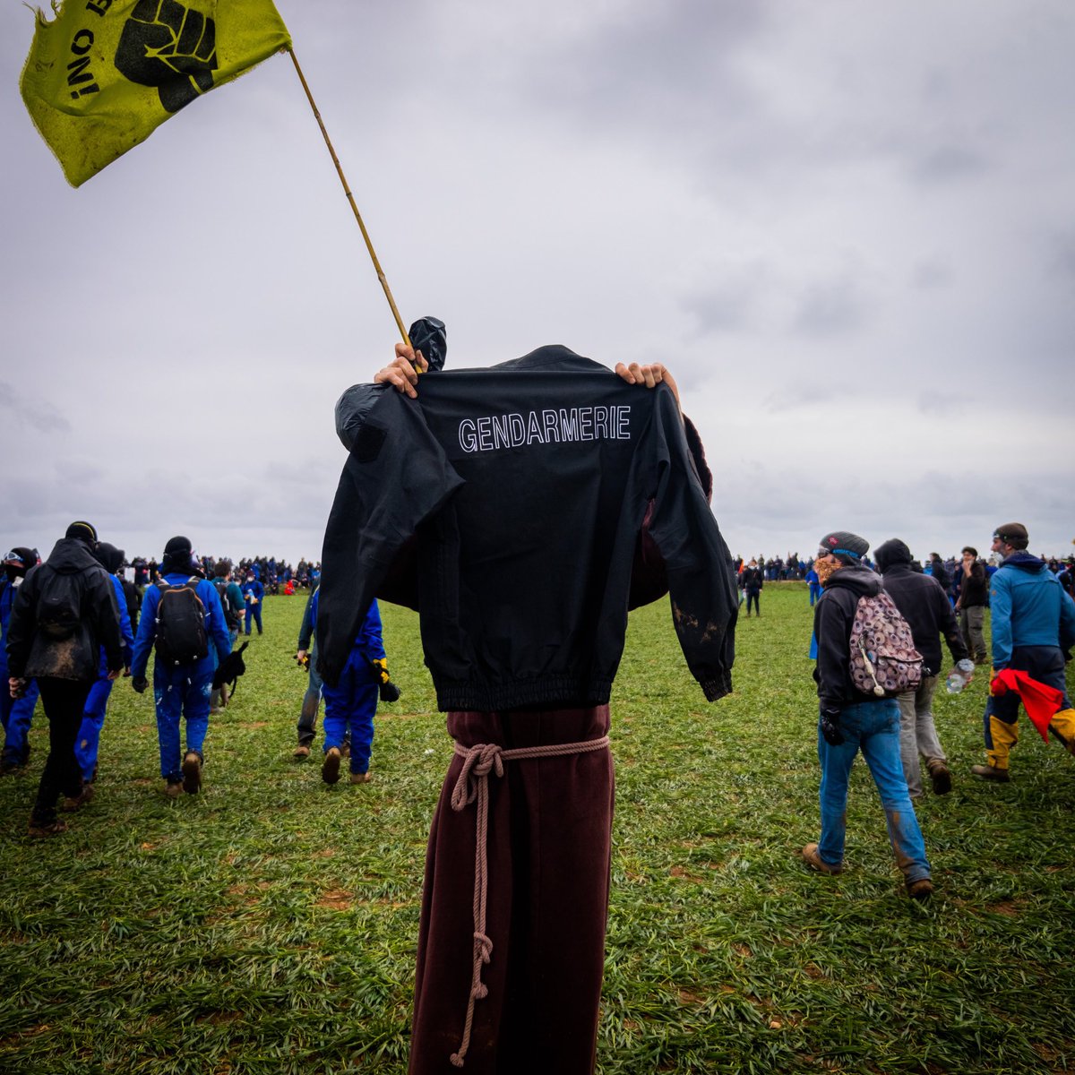 A new war trophy 👮

As long as the police defend the destruction of the world, the privatizing capitalists of the water. 

The confrontation is inevitable.

#mudwizard #monchvonluetzerath #megabassines #ZAD #megabassines #SainteSoline #Luetzerath #lutzibleibt #polizeiproblem