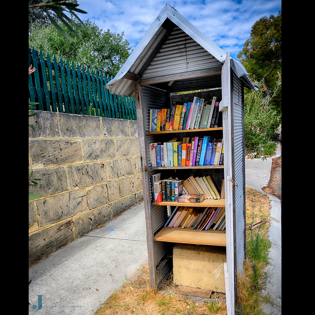 JayHeifetz's tweet image. This South Fremantle neighborhood boasts a free public lending library on a local street's verge in a converted dunny -- no joke!
#perthlife #westernaustralia #urbanphotography #streetphotography #outside #reader #booklover #reading #read #book #bookworm #booklovers #bookaddict