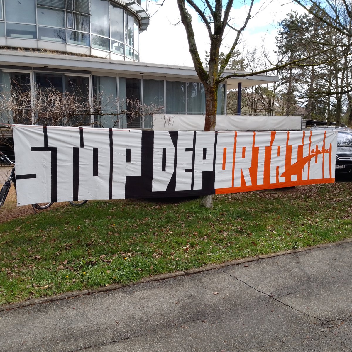 Ein großes STOP DEPORTATION Transpi gegenüber vom Abschiebeknast in DA-Eberstadt