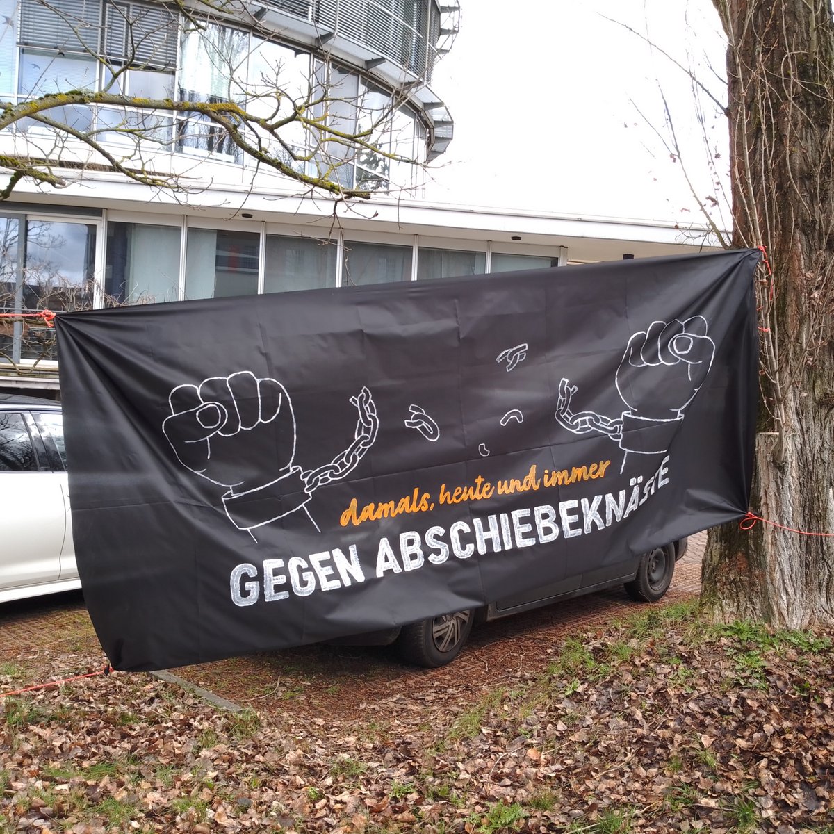 SeebrueckeFfm's tweet photo. Das #Knastbeben vorm hesslichen Abschiebeknast in DA-Eberstadt läuft.

5 Jahre Abschiebeknast
sind 5 Jahre zuviel!

Wir sind noch eine Weile hier. Kommt rum und seid solidarisch mit den Menschen, deren einziges Verbrechen es ist, sich auf den Weg gemacht zu haben! https://t.co/u5QFHLEfMG