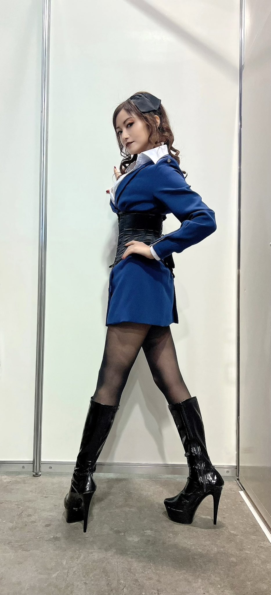たかはし智秋 横からのコルセット姿と全身の写真💪  そして…毎回このコルセットを無花果様に近づけるべく、頑張って装着して下さっているスタイリストさんが、自撮りしているワタクシを撮影😂  本当にいつもありがとうございます🙏 4月のライブも頑張ります ...