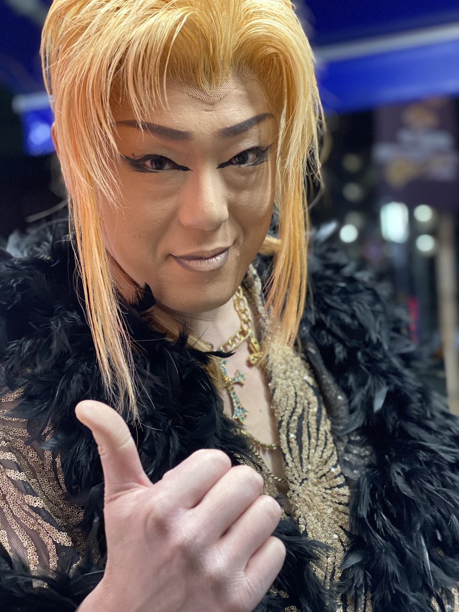 森川劇団✨森川竜ニ 座長✨💖
今日、竜ニ座長がオーダーの大人気のドレスハウスフェアリーの3連ネックレスを披露💓
トリプルクロスに特別色ブルー、ゴールド、クリスタルなどのスワロフスキー、クリスタルスワロフスキーダイヤレーンなどギランギラン✨💓
各種アクセサリーは絶賛オーダー受付中❣️