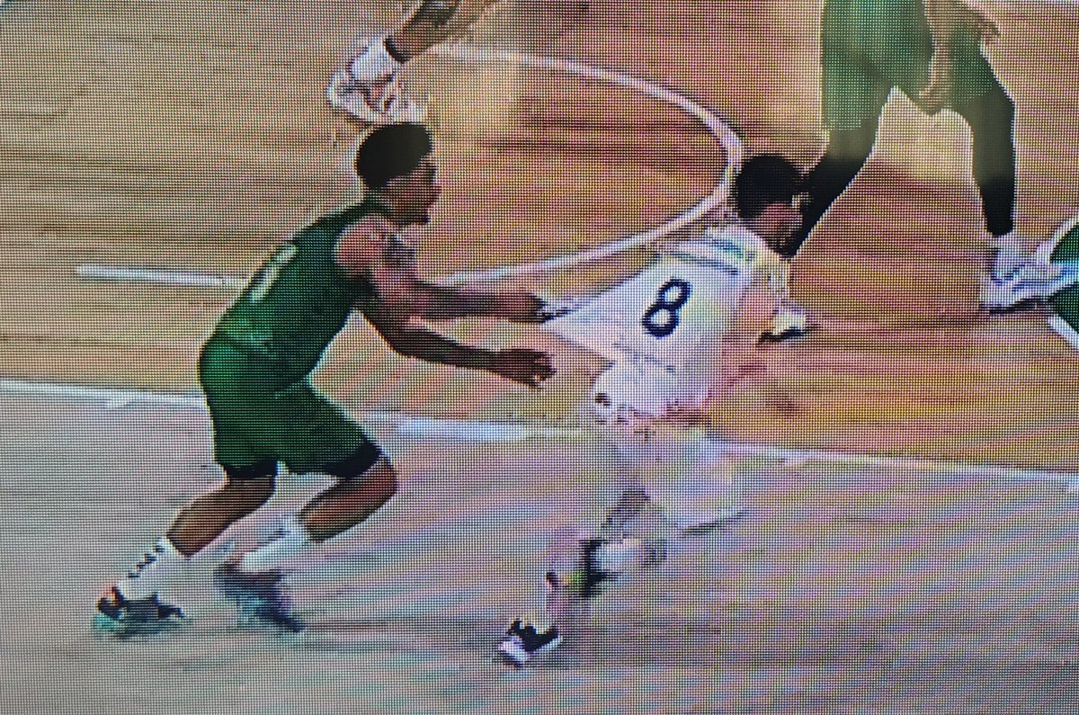 pepalopez3's tweet photo. Según el comentarista de @MovistarBasket "no me  ha parecido un contacto tan excesivo como para ser antideportiva" 🤓👓
 Se ve claramente que solo comprobaba la elasticidad de la camiseta, no? #gafasnuevas #multiopticas #unicajacampeon https://t.co/9g09bThHBE
