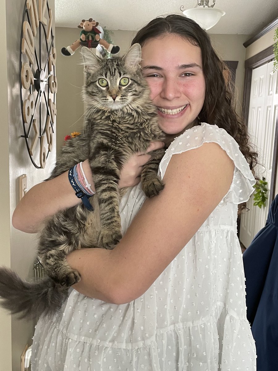 CoachGroff16's tweet image. Happy 19th Birthday ⁦@AnnaGroff5⁩ . I know things have not been easy the last few months but we are proud of how you have handled it all. Love you lots baby girl. Have an awesome day!!!