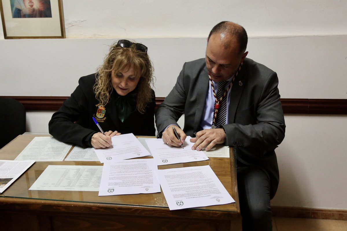 Ayer, realizamos el Solemne Besamanos a María Santísima de la Caridad.

Terminamos el acto con el gran concierto de la Banda de Música de la Cisterniga, que acompañarán musicalmente a María Santísima de la Caridad  este Jueves Santo.
