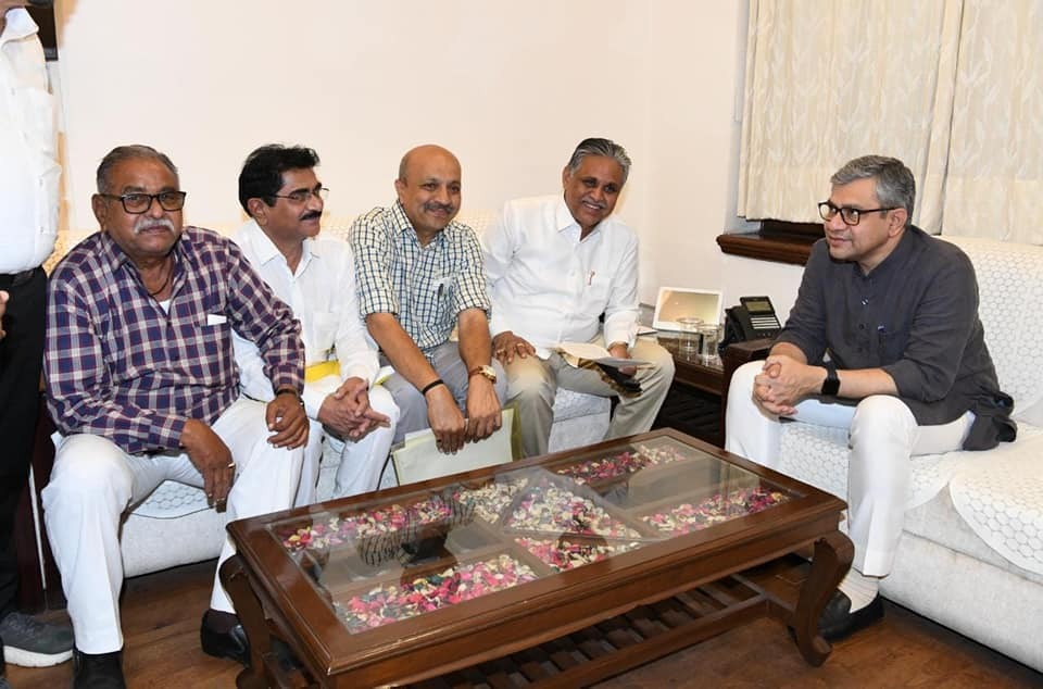 ratan_sinh_'s tweet photo. ડેરોલ સ્ટેશનના ખોરંભે પડેલા બ્રિજ અને બંધ ટ્રેનના પ્રશ્નોને લઇને કેન્દ્રીય મંત્રી શ્રી @ashwinivaishnav જી ને રૂબરૂ મળી રજૂઆત કરી....

#Railway #AshwiniVaishnaw #panchmahal #derol #kalol #Railways #ratansinhrathod https://t.co/kYKB4rHTWX
