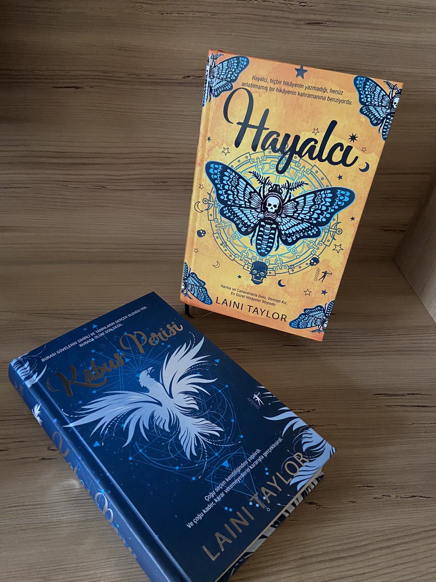 artemiskitap's tweet photo. Hayalci, hiçbir hikâyenin yazmadığı, henüz anlatılmamış bir hikâyenin karamanına benziyordu.
Onikinciay’ın ikinci sebt günü, Hıçkırık şehrinde gökten bir kız düştü. Teni mavi, kanı kırmızıydı.

#Hayalci #KabusPerisi #LainiTaylor #ArtemisYayınları https://t.co/4TkgK1IrDx