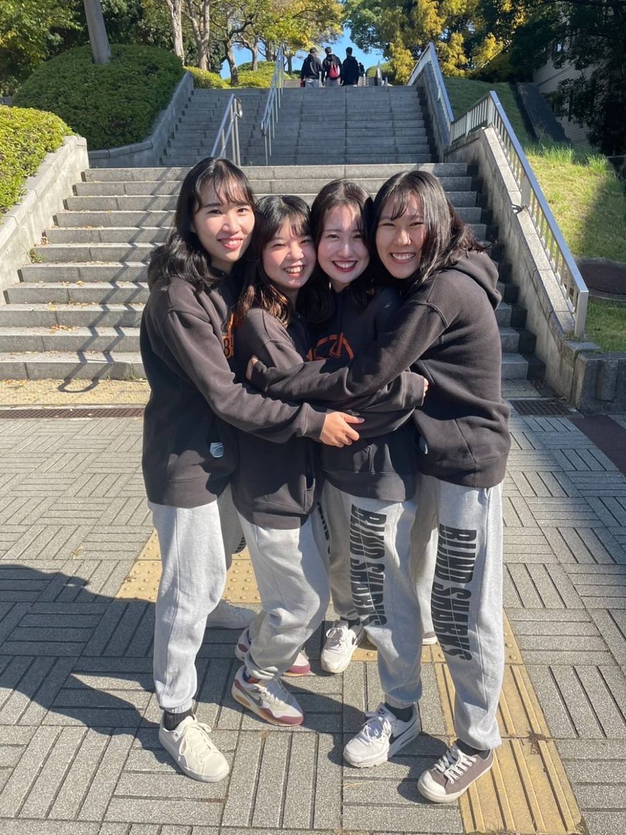 みはる　4回　MG

泉州が生んだ熱いお祭り女、尾本美晴
ノリが良く部内イチのしっかり者で、頼れる先生になること間違いナシの彼女だが、時には「少しは大人になれたかな」とセンチメンタルな一面も。
父親は有名ラッパーとの噂も有り。気になる真相は部員のみぞ知る！🏈
by うぇるち