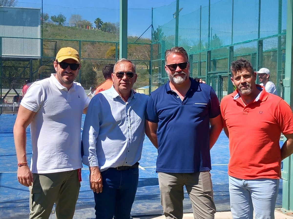 sjaznalfarache's tweet photo. El 1 de Mayo acoge la final de la VI edición del Trofeo Solidario de Padel que organiza Valdomina Team. Gran ambiente en las pistas y una final muy disputada. Junto al presidente de la entidad Raúl Diana han estado el alcalde @FdoZamoraR y el delegado de deportes @Claudiolorey https://t.co/T28yd7VCsi
