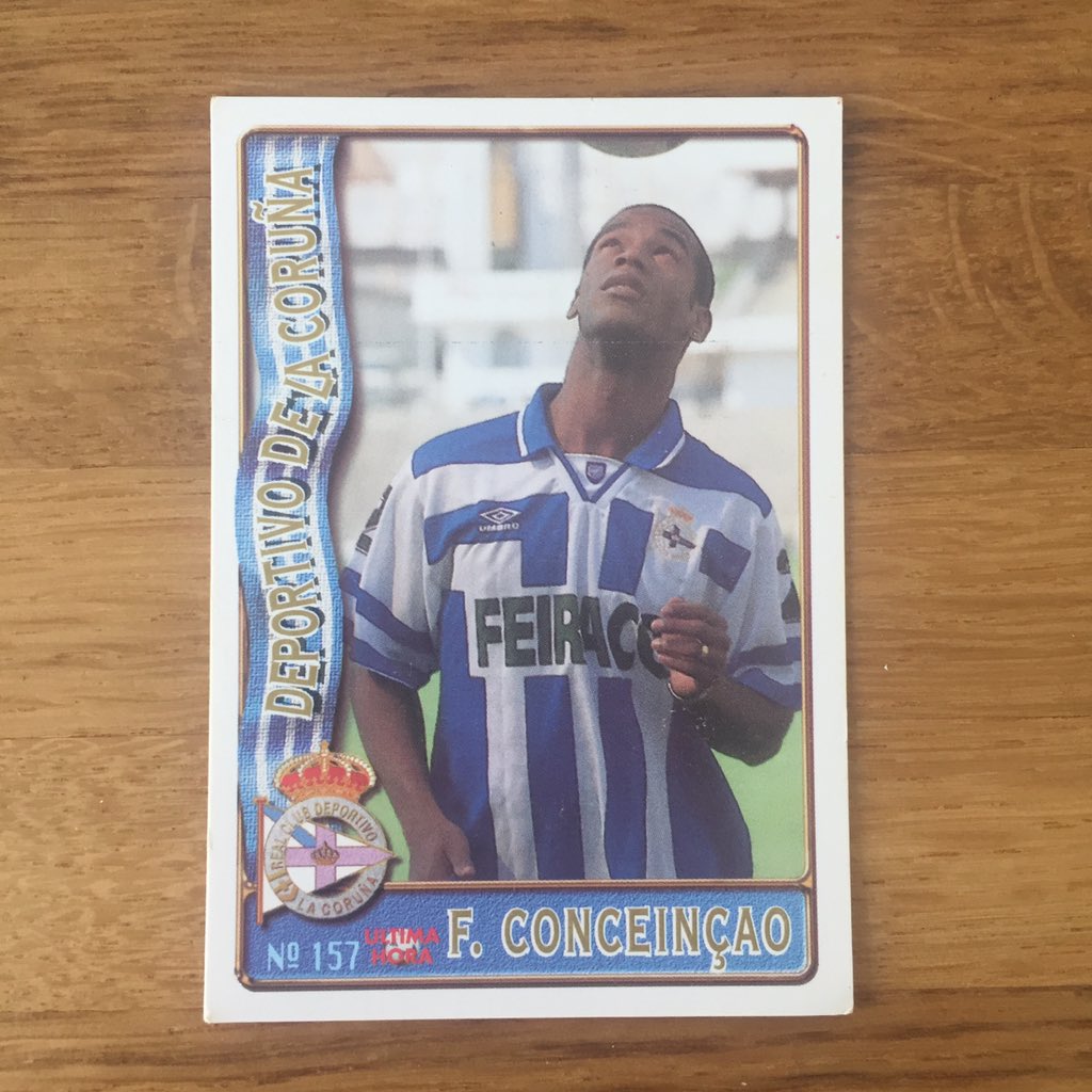 AlejandroNovo's tweet image. Uno de los encantos que tenía la extinta Mundicromo era que te podía sorprender con un jugador en chanclas o con otro dando toques con la cabeza. 

Para mí, esta carta de Flavio como fichaje del Dépor siempre tuvo un encanto especial. 

#Cromos #EnseñaTusCards #AsoCards